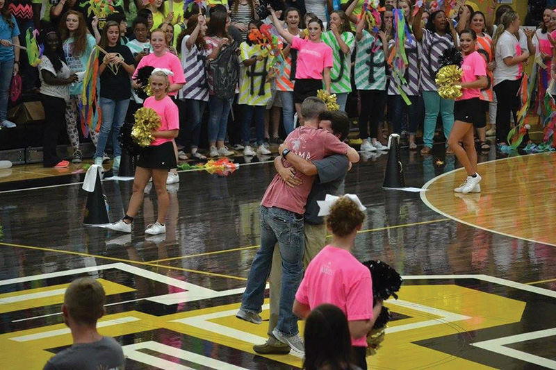 Fort Payne football player receives surprise homecoming from brother