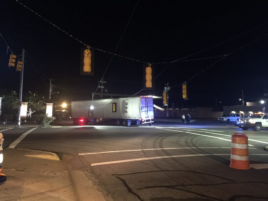 18 wheeler hits power pole in Fort Payne, closes down Gault