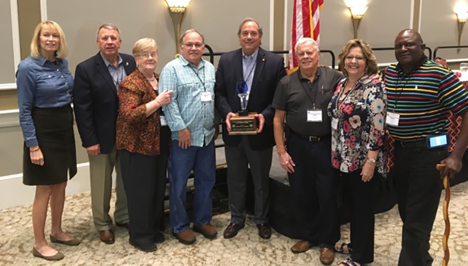 Senator Steve Livingston (R - Scottsboro) receives award from the AARC