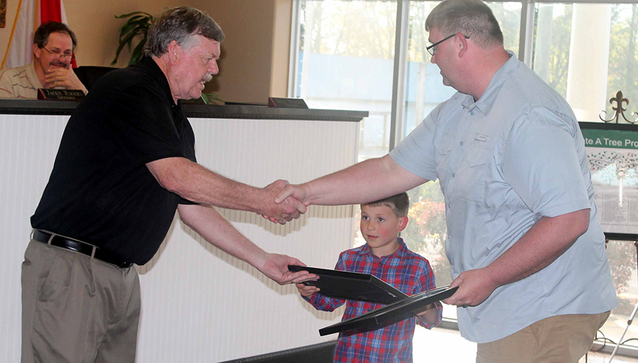 4 year old receives proclamation for helping elderly woman