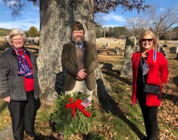 Local DAR Chapter Places Wreaths